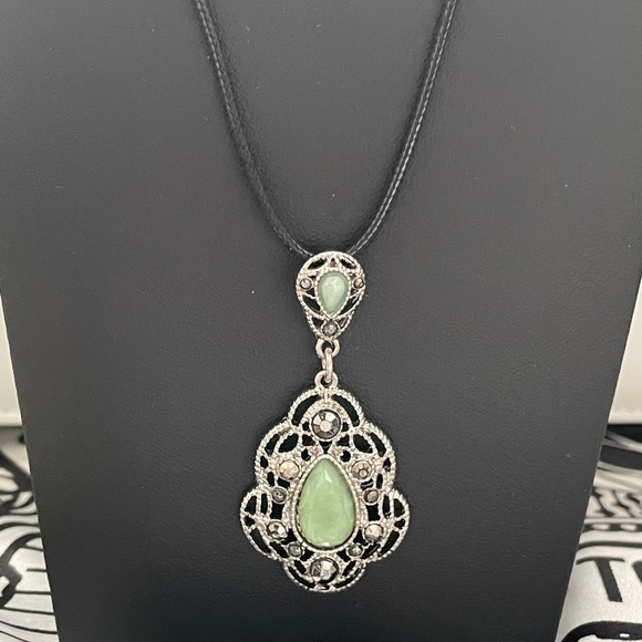 M✨Vintage Green Stone with Silver Pendant Necklace✨Vintage on black cord - Picture 2 of 4